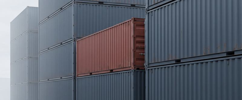 Штабели морских контейнеров на терминале